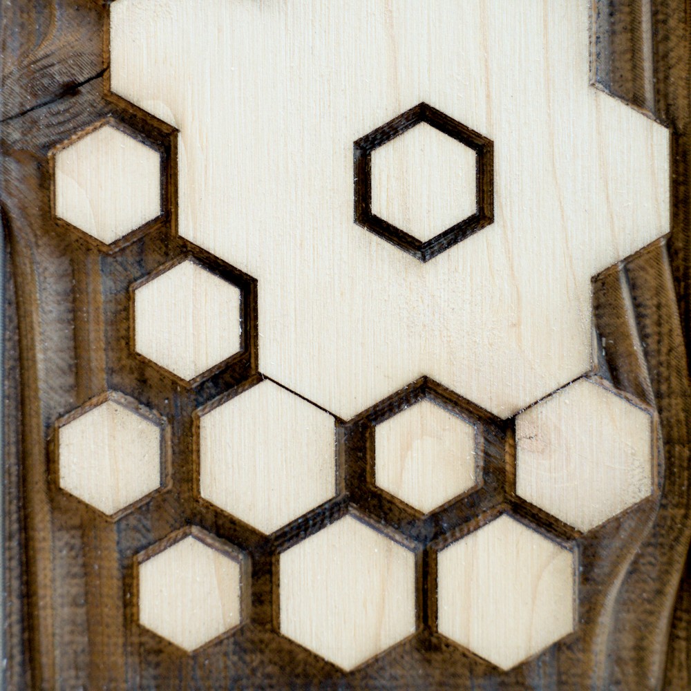 Motif géométrique
Photo d'un détail d'une matrice d'impression en bois gravée au laser.
©phluux 2026
